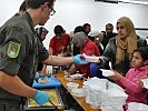 Soldaten des Militärkommandos Kärnten geben Essen aus. (Bild öffnet sich in einem neuen Fenster)