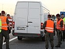 Soldaten und Polizisten führen Kontrollen durch. (Bild öffnet sich in einem neuen Fenster)