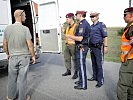 Soldaten kontrollieren mit der Polizei Fahrzeuge. (Bild öffnet sich in einem neuen Fenster)