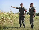 Die Soldaten beobachten im Einsatzgebiet. (Bild öffnet sich in einem neuen Fenster)