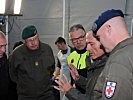 Gerald Klug im Gespräch am Salzburger Hauptbahnhof. (Bild öffnet sich in einem neuen Fenster)