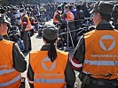 Die Kräfte regeln den Grenzübertritt und den Zugang ins Versorgungscamp. (Bild öffnet sich in einem neuen Fenster)