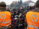 Die Einsatzkräfte versuchen, die Ankommenden in geordnete Bahnen zu lenken. (Bild öffnet sich in einem neuen Fenster)