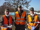 Notarzt Dr. Plenk, in der Mitte, und sein Team. (Bild öffnet sich in einem neuen Fenster)