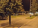 Die Heeresbusse übernehmen die Nachttransporte. (Bild öffnet sich in einem neuen Fenster)
