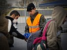 Auch hier werden die Flüchtlinge beim Eintreffen... (Bild öffnet sich in einem neuen Fenster)