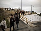 Flüchtlinge auf dem Weg ins Transitquartier Braunau. (Bild öffnet sich in einem neuen Fenster)