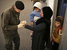 Die Menschen werden registriert und erhalten Armbänder. (Bild öffnet sich in einem neuen Fenster)