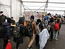 Soldaten empfangen die Ankommenden. (Bild öffnet sich in einem neuen Fenster)