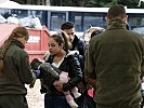 Eine Frau und ihr Baby werden im Quartier in Kollerschlag registriert. (Bild öffnet sich in einem neuen Fenster)