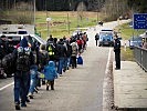 An der Grenze werden die Flüchtlinge den deutschen Behörden übergeben. (Bild öffnet sich in einem neuen Fenster)
