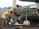Die Besatzung eines "Leopard" löst die Verzurrketten. (Bild öffnet sich in einem neuen Fenster)