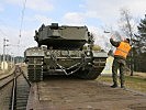Milimeterarbeit: Auf den Wagons ist genaues Arbeiten gefragt. (Bild öffnet sich in einem neuen Fenster)