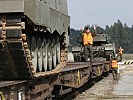 Die Besatzungen entladen ihre Kampfpanzer.