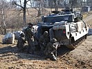 Panzergrenadiere sitzen zum Gefecht ab. (Bild öffnet sich in einem neuen Fenster)