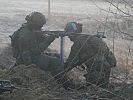 Ein Maschinengewehr gibt Feuerunterstützung. (Bild öffnet sich in einem neuen Fenster)