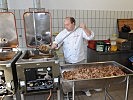 Kochen für 900 Personen. (Bild öffnet sich in einem neuen Fenster)