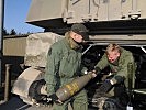 Eine Geschützbedienung übernimmt die vorbereitete Munition... (Bild öffnet sich in einem neuen Fenster)