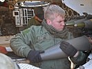 ...und verstaut diese in den Halterungen in der Panzerhaubitze M-109 A5Ö. (Bild öffnet sich in einem neuen Fenster)
