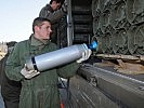 Munition für den "Leopard" wird aus den Transportbehältern entnommen... (Bild öffnet sich in einem neuen Fenster)