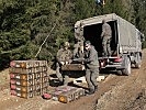 Munition für den Granatwerfer wird direkt in die Feuerstellung gebracht. (Bild öffnet sich in einem neuen Fenster)