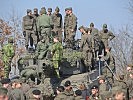 Großer Andrang um den Kampfpanzer "Leopard". (Bild öffnet sich in einem neuen Fenster)