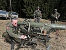 Der Waffenmeister überprüft die Justierung eines Panzerabwehrrohres. (Bild öffnet sich in einem neuen Fenster)