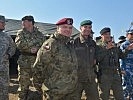 Auch ausländische Militärattachés sind Besucher der Lehrvorführung. (Bild öffnet sich in einem neuen Fenster)