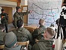 Befehlsausgabe für das Kampfgruppenschießen. (Bild öffnet sich in einem neuen Fenster)