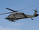 Ein S-70 "Black Hawk" im Anflug auf die Aufnahmezone. (Bild öffnet sich in einem neuen Fenster)