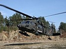 Nach nur kurzer Zeit am Boden hebt der "Black Hawk" wieder ab. (Bild öffnet sich in einem neuen Fenster)