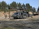 Die Soldaten der Lehrkompanie steigen in den Hubschrauber. (Bild öffnet sich in einem neuen Fenster)