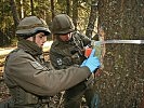 Pioniere bereiten die Sprengung einer Baumsperre vor. (Bild öffnet sich in einem neuen Fenster)