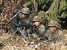 Der Gruppenkommandant weist dem MG-Trupp die Ziele zu. (Bild öffnet sich in einem neuen Fenster)