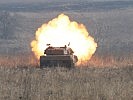 Kampfpanzer "Leopard" geben Feuerunterstützung für den Gegenangriff. (Bild öffnet sich in einem neuen Fenster)