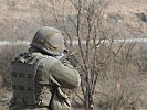 Ein Soldat bekämpft mit dem Sturmgewehr die Ziele. (Bild öffnet sich in einem neuen Fenster)