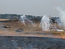 Schützenpanzer "Ulan" verschießen Nebel, um dem Feind die Sicht zu nehmen.