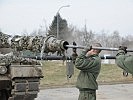 Reinigung der Kanone eines "Leopard" 2A4. (Bild öffnet sich in einem neuen Fenster)