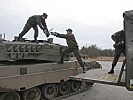 Munitionsreste werden Soldaten vom Versorgungszug übergeben. (Bild öffnet sich in einem neuen Fenster)