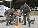 Nicht verschossene Munition wird wieder verpackt. (Bild öffnet sich in einem neuen Fenster)
