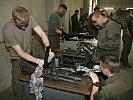 Teamarbeit: Die Wartung des Waffensystemes eines Schützenpanzers "Ulan". (Bild öffnet sich in einem neuen Fenster)