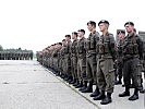 Grundwehrdiener, Miliz- und Berufssoldaten üben den Schutz im Inland.
