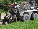 Soldaten nutzen den Schutz eines "Pandur". (Bild öffnet sich in einem neuen Fenster)