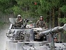 Artilleristen unterstützen das Vorgehen der Soldaten. (Bild öffnet sich in einem neuen Fenster)