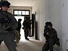 Eindringen in ein Haus unter gegenseitiger Sicherung. (Bild öffnet sich in einem neuen Fenster)