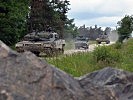 Ein Transportkonvoi wird durch Kampfpanzer und Iveco gesichert. (Bild öffnet sich in einem neuen Fenster)