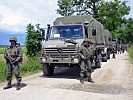 Eine Kolonne mit Unimog U4000. (Bild öffnet sich in einem neuen Fenster)