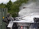 Ein Schützenpanzer "Ulan" wird dekontaminiert. (Bild öffnet sich in einem neuen Fenster)