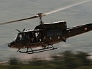 Eine AB212 transportiert italienische Soldaten zum Einsatz. (Bild öffnet sich in einem neuen Fenster)