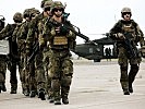 Deutsche Fallschirmjäger auf dem Weg zum Einsatz. (Bild öffnet sich in einem neuen Fenster)